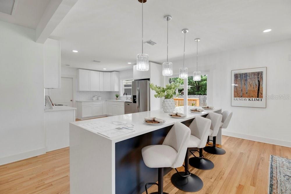 Под контрактом: $825,000 (4 спален, 3 ванн, 2812 Квадратных фут)