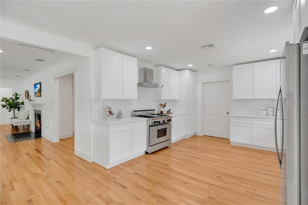 Под контрактом: $825,000 (4 спален, 3 ванн, 2812 Квадратных фут)