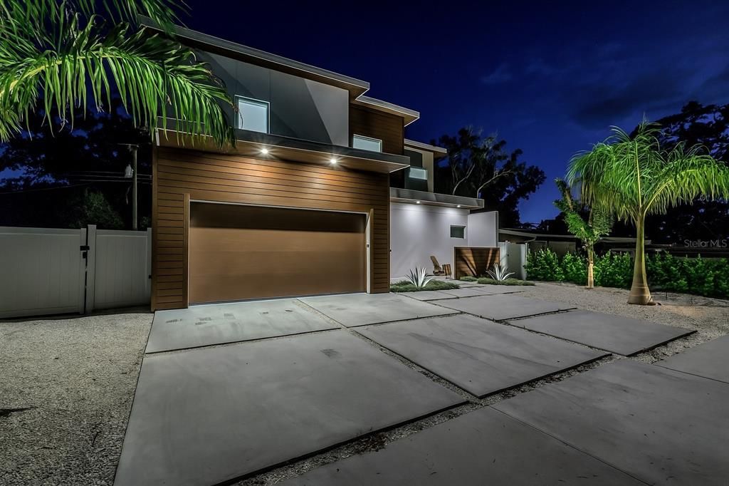 For Sale: $2,500,000 (6 beds, 6 baths, 3765 Square Feet)