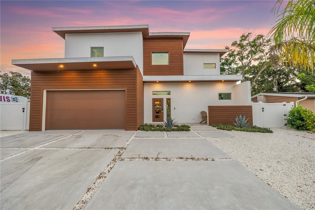 For Sale: $2,500,000 (6 beds, 6 baths, 3765 Square Feet)