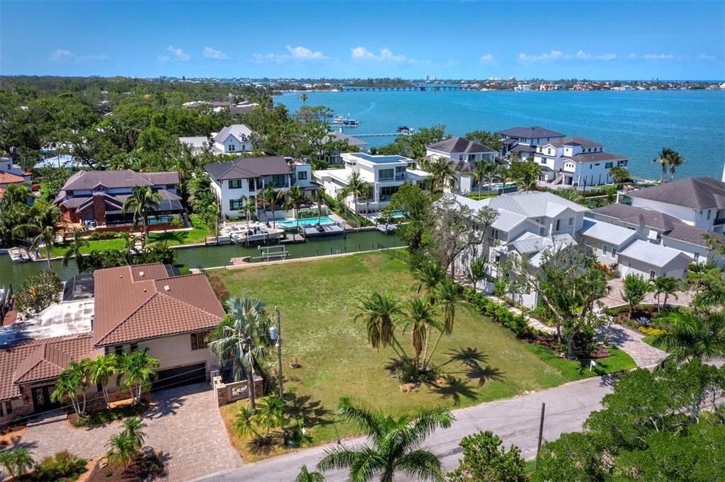 En Venta: $2,699,000 (0.32 acres)