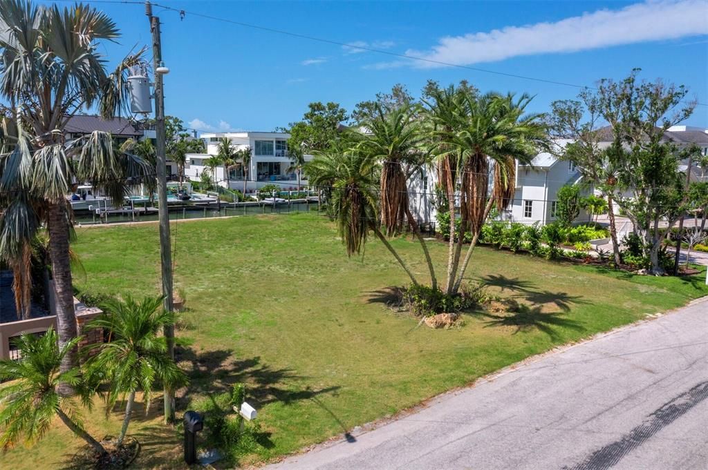 En Venta: $2,699,000 (0.32 acres)