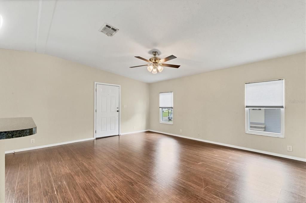 Activo con contrato: $165,900 (2 camas, 2 baños, 1000 Pies cuadrados)