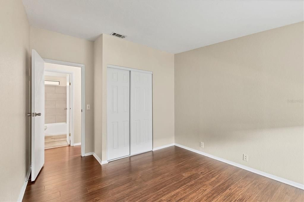 Activo con contrato: $165,900 (2 camas, 2 baños, 1000 Pies cuadrados)