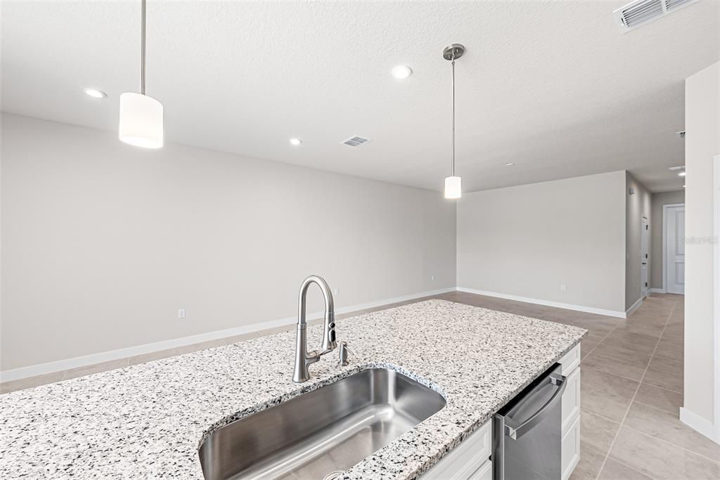 合同活跃: $299,990 (3 贝兹, 2 浴室, 1674 平方英尺)