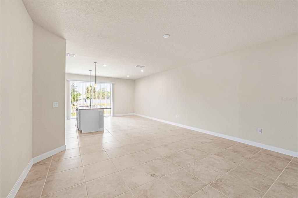 合同活跃: $299,990 (3 贝兹, 2 浴室, 1674 平方英尺)