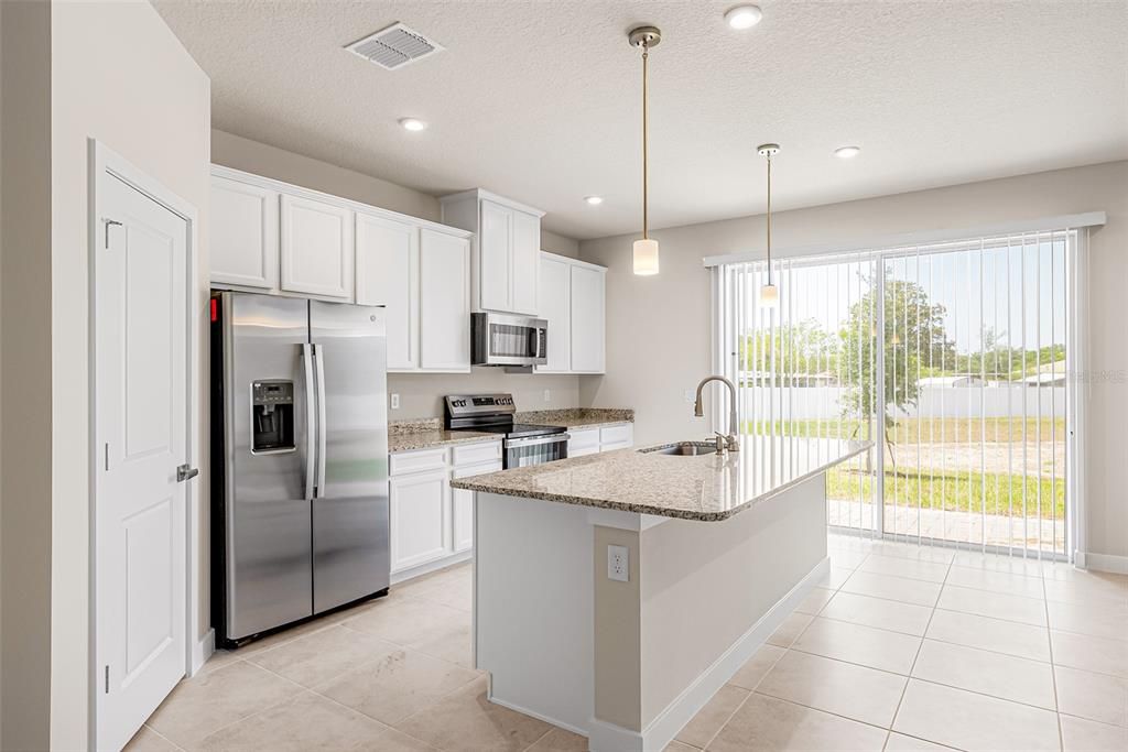 合同活跃: $299,990 (3 贝兹, 2 浴室, 1674 平方英尺)