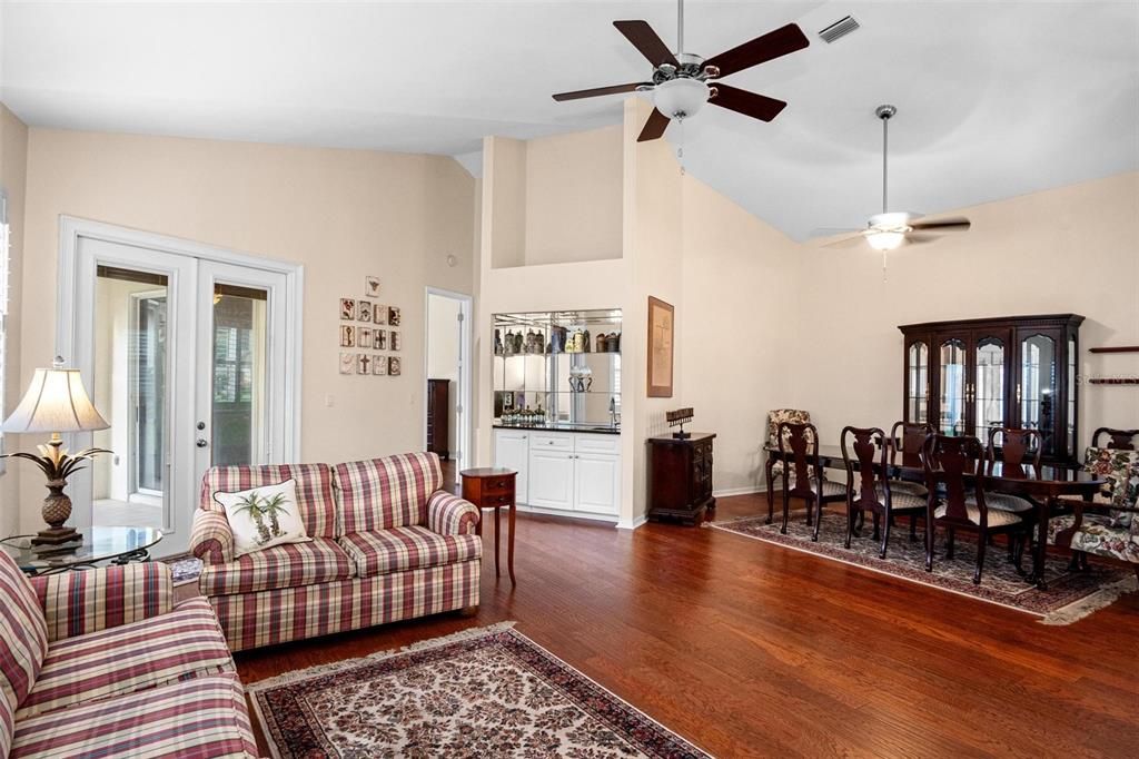 En Venta: $369,900 (2 camas, 2 baños, 1617 Pies cuadrados)