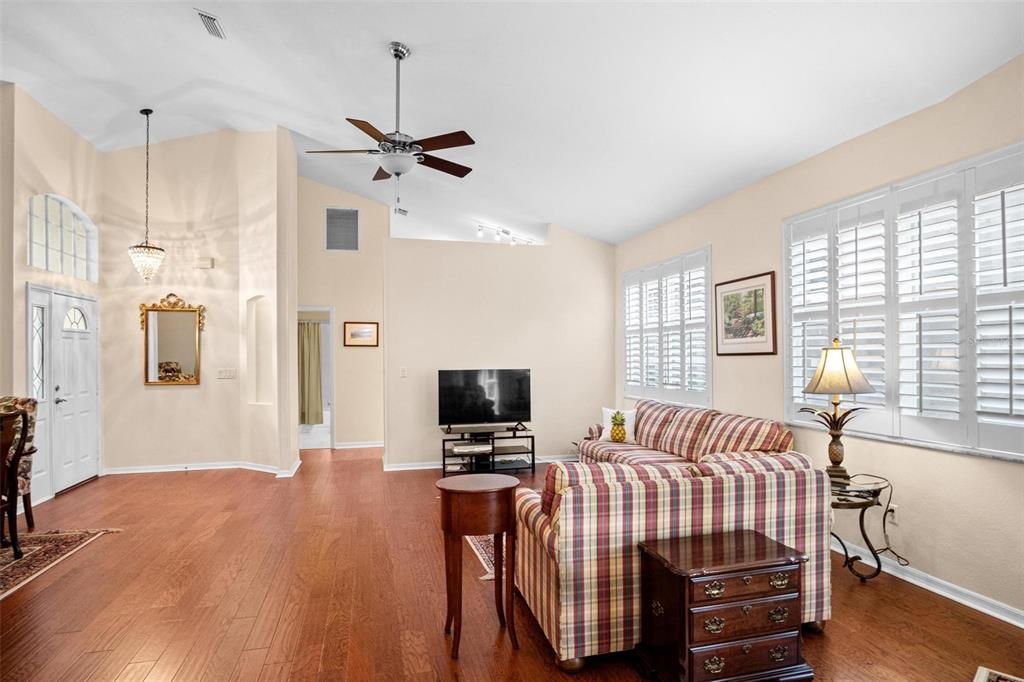 En Venta: $369,900 (2 camas, 2 baños, 1617 Pies cuadrados)