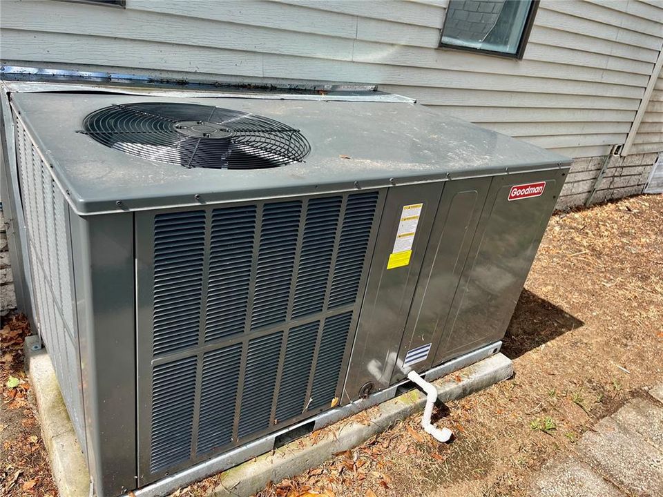 For Sale: $148,900 (2 beds, 2 baths, 1012 Square Feet)