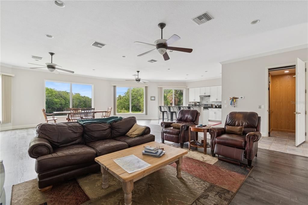 На продажу: $1,060,000 (3 спален, 2 ванн, 2117 Квадратных фут)