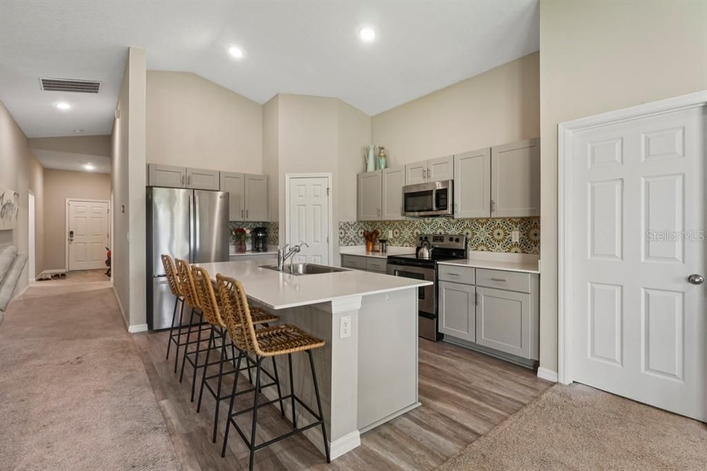 Под контрактом: $295,000 (4 спален, 2 ванн, 1848 Квадратных фут)