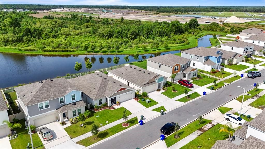 Под контрактом: $295,000 (4 спален, 2 ванн, 1848 Квадратных фут)