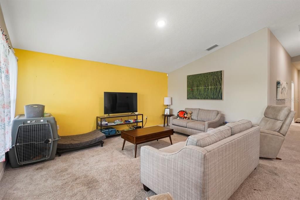 Под контрактом: $295,000 (4 спален, 2 ванн, 1848 Квадратных фут)