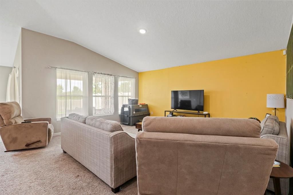 Под контрактом: $295,000 (4 спален, 2 ванн, 1848 Квадратных фут)