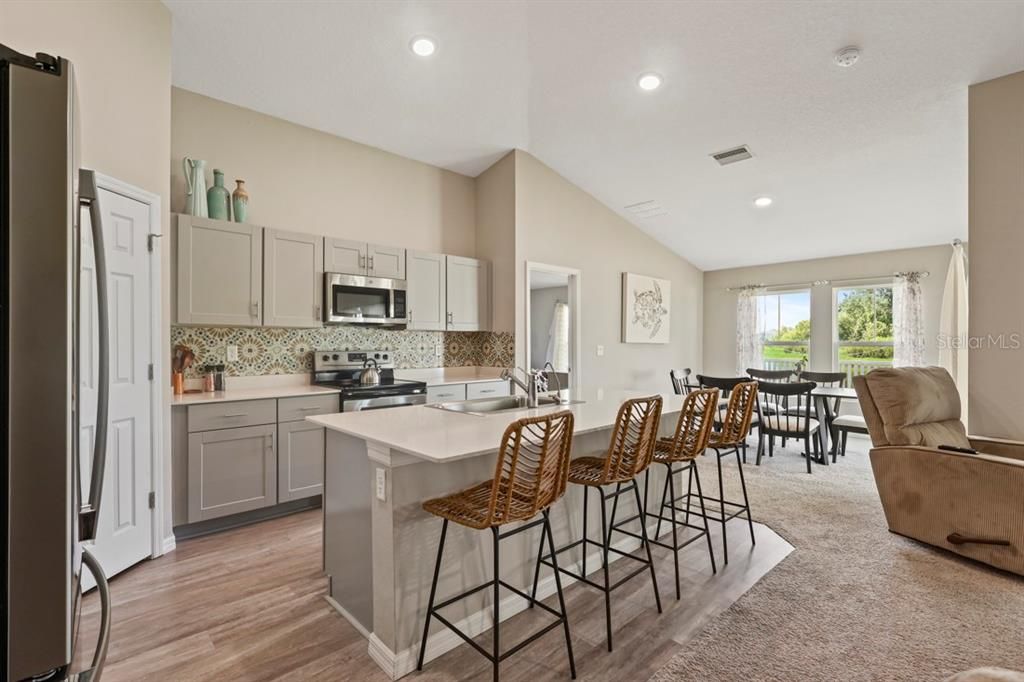 Под контрактом: $295,000 (4 спален, 2 ванн, 1848 Квадратных фут)