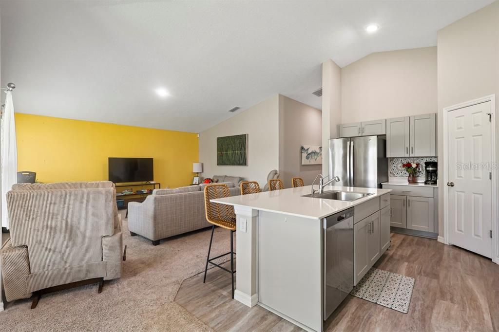 Под контрактом: $295,000 (4 спален, 2 ванн, 1848 Квадратных фут)