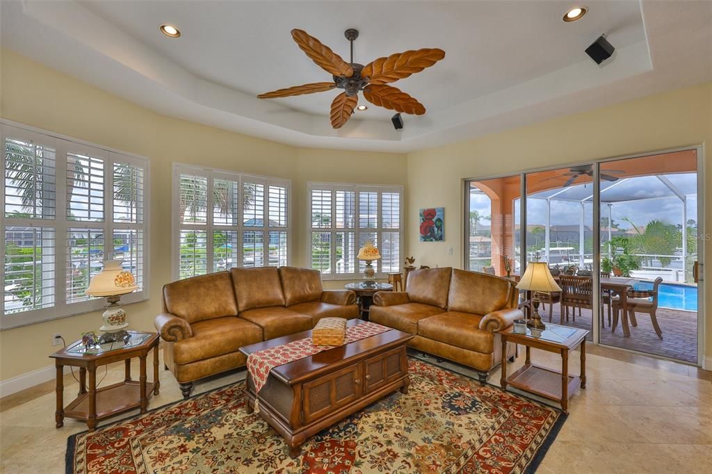 合同活跃: $1,200,000 (4 贝兹, 3 浴室, 3339 平方英尺)