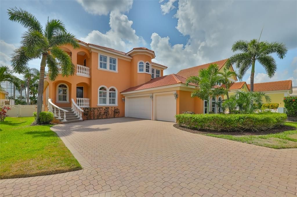 合同活跃: $1,200,000 (4 贝兹, 3 浴室, 3339 平方英尺)