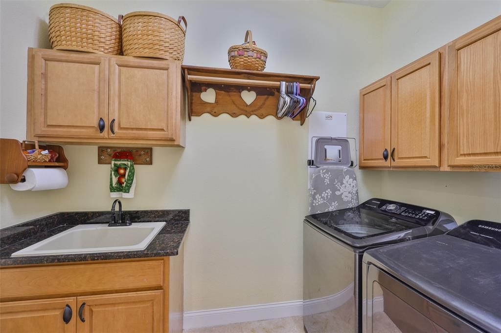 合同活跃: $1,200,000 (4 贝兹, 3 浴室, 3339 平方英尺)