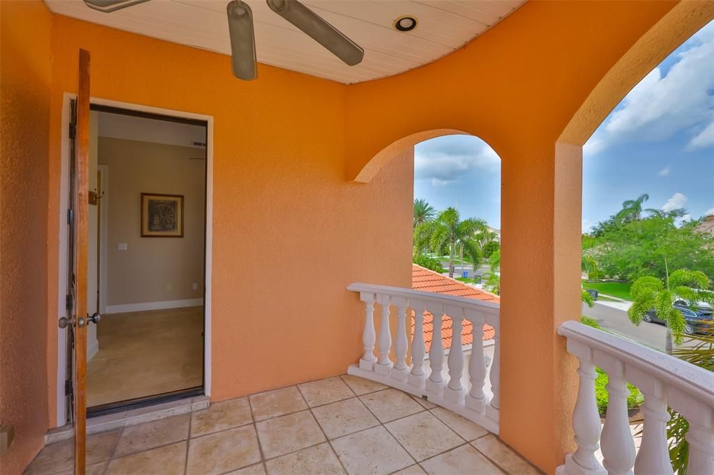 合同活跃: $1,200,000 (4 贝兹, 3 浴室, 3339 平方英尺)