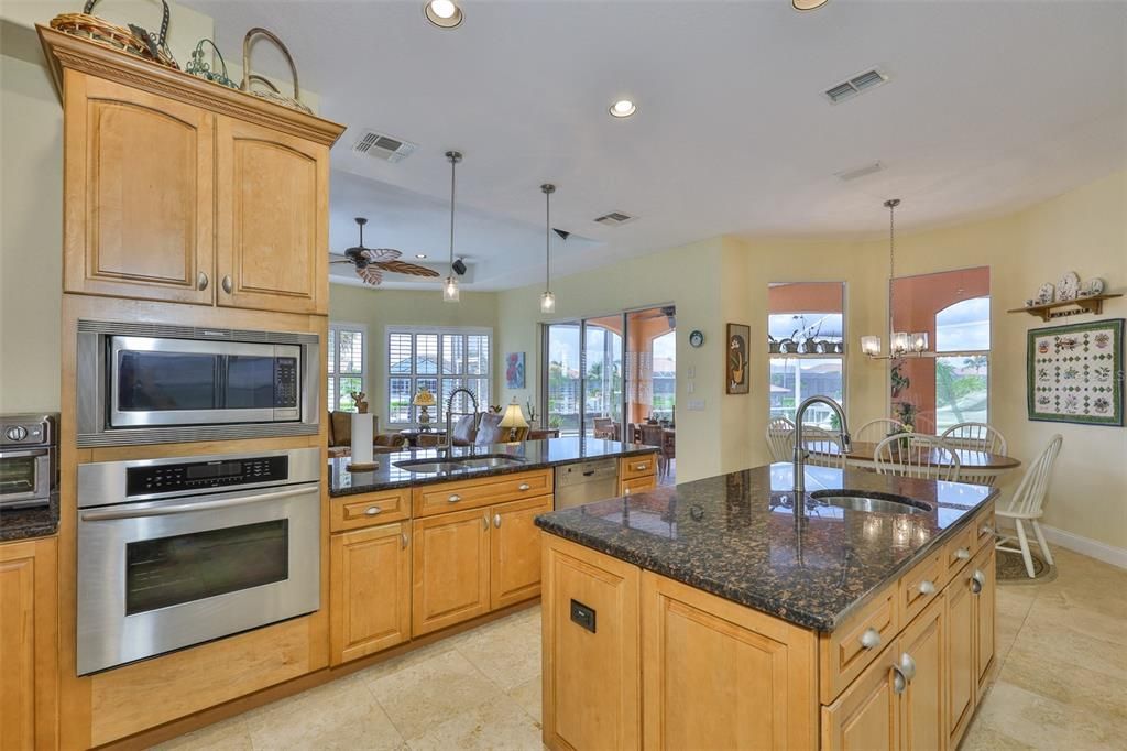 合同活跃: $1,200,000 (4 贝兹, 3 浴室, 3339 平方英尺)