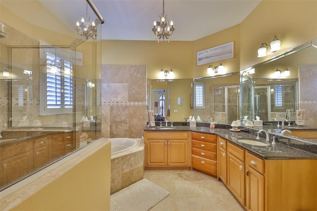 合同活跃: $1,200,000 (4 贝兹, 3 浴室, 3339 平方英尺)