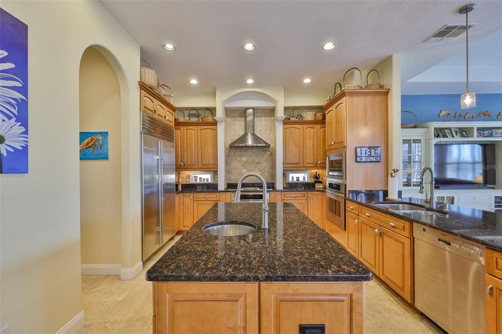 合同活跃: $1,200,000 (4 贝兹, 3 浴室, 3339 平方英尺)