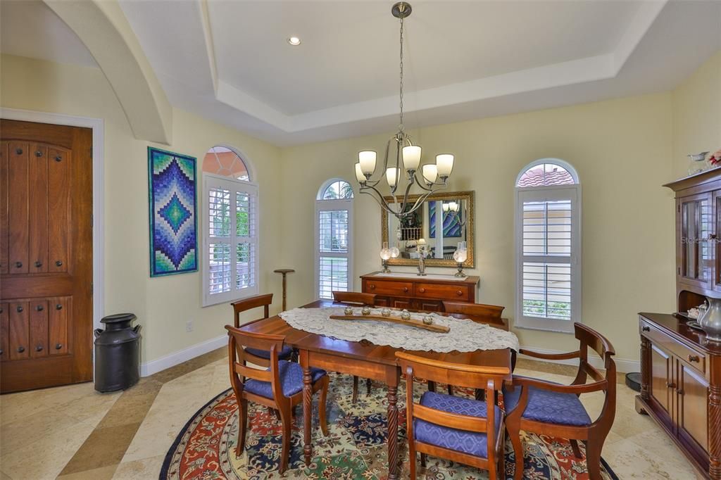 合同活跃: $1,200,000 (4 贝兹, 3 浴室, 3339 平方英尺)