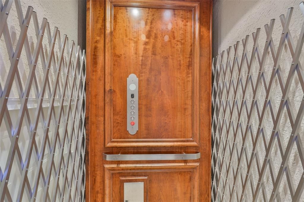 合同活跃: $1,200,000 (4 贝兹, 3 浴室, 3339 平方英尺)