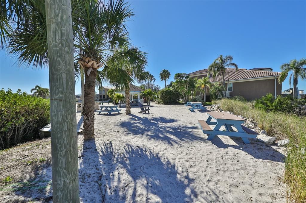 合同活跃: $1,200,000 (4 贝兹, 3 浴室, 3339 平方英尺)