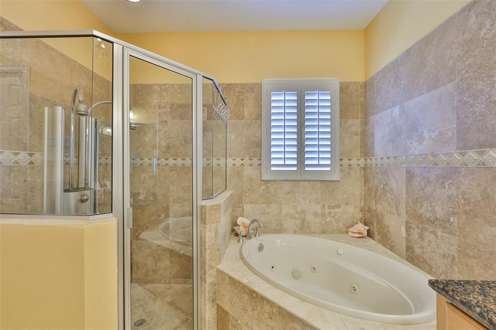 合同活跃: $1,200,000 (4 贝兹, 3 浴室, 3339 平方英尺)