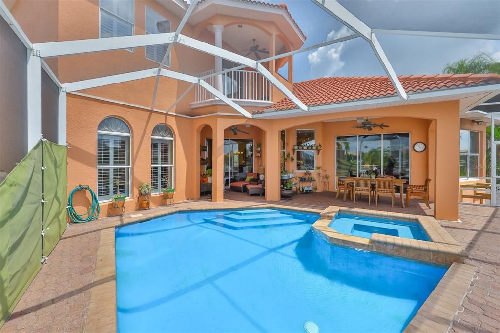 合同活跃: $1,200,000 (4 贝兹, 3 浴室, 3339 平方英尺)