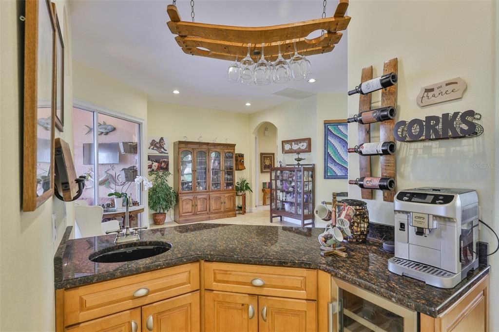 合同活跃: $1,200,000 (4 贝兹, 3 浴室, 3339 平方英尺)