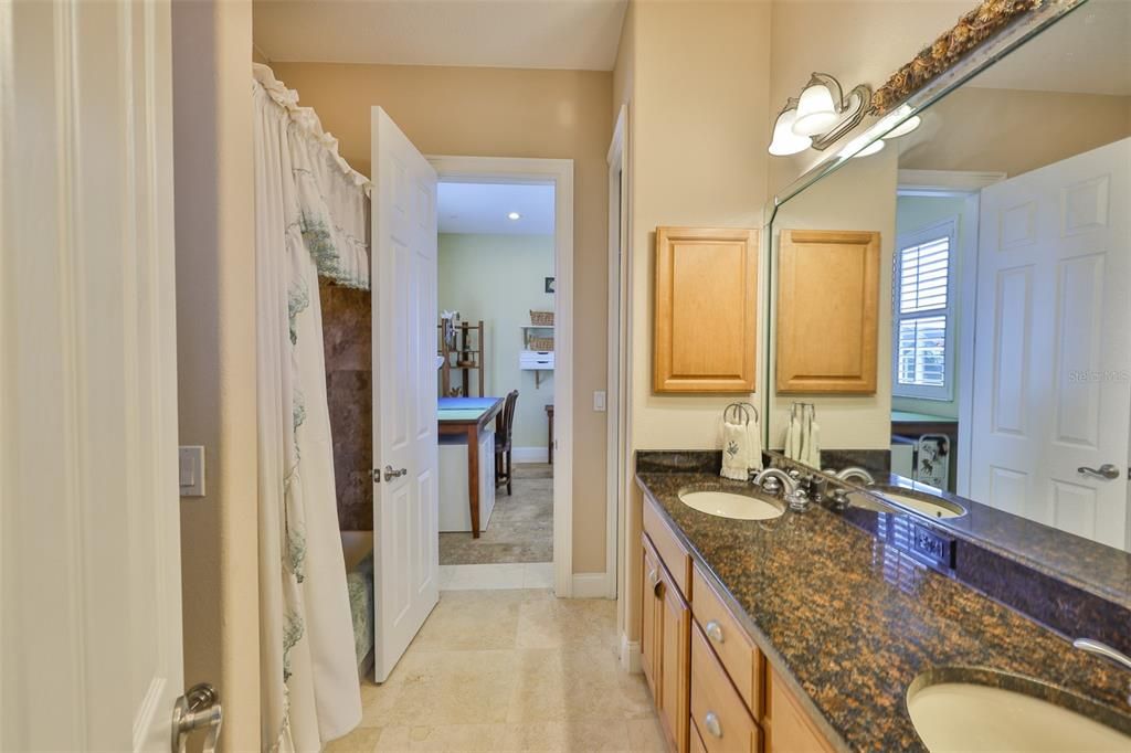 合同活跃: $1,200,000 (4 贝兹, 3 浴室, 3339 平方英尺)