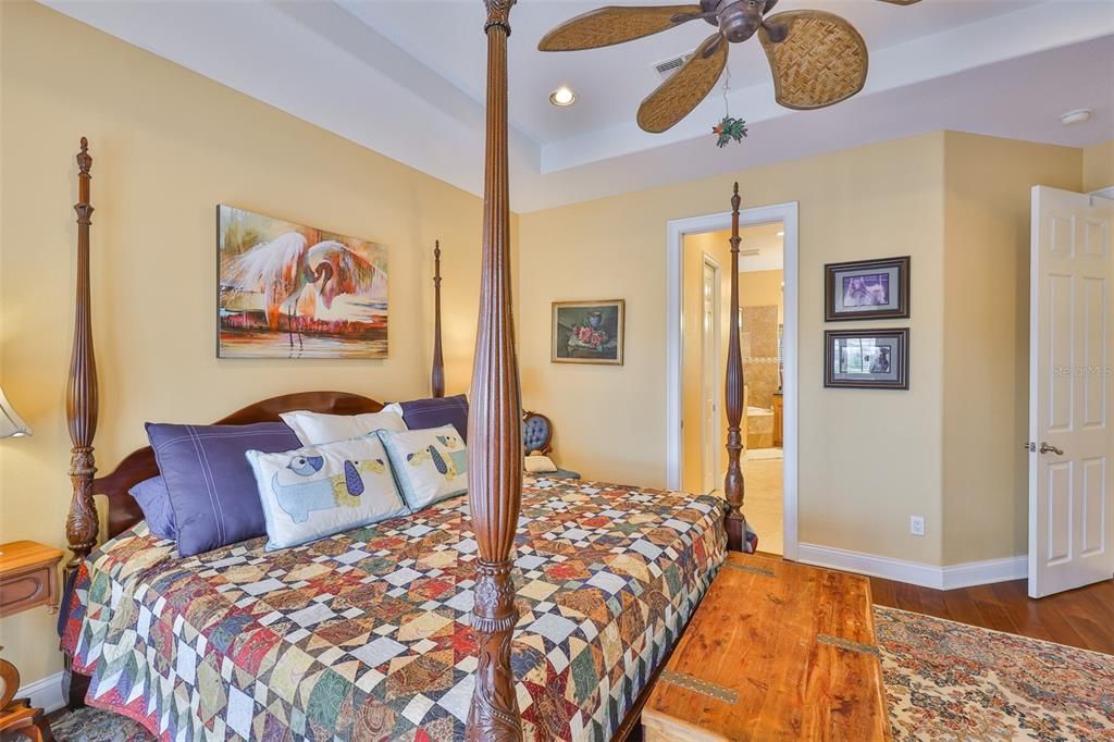 合同活跃: $1,200,000 (4 贝兹, 3 浴室, 3339 平方英尺)