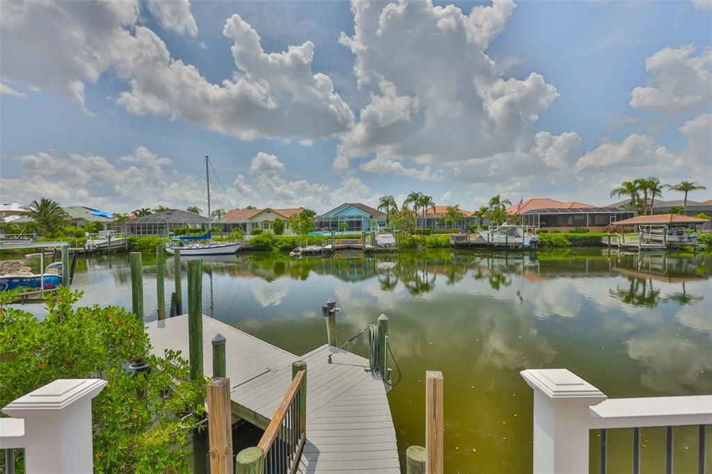 合同活跃: $1,200,000 (4 贝兹, 3 浴室, 3339 平方英尺)