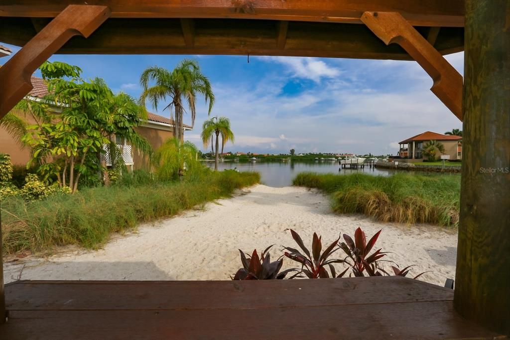 合同活跃: $1,200,000 (4 贝兹, 3 浴室, 3339 平方英尺)