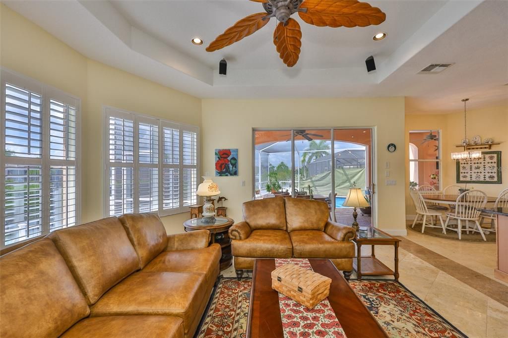 合同活跃: $1,200,000 (4 贝兹, 3 浴室, 3339 平方英尺)