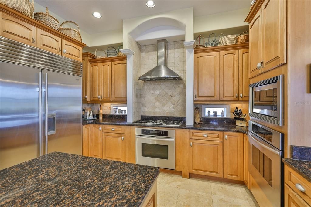 合同活跃: $1,200,000 (4 贝兹, 3 浴室, 3339 平方英尺)