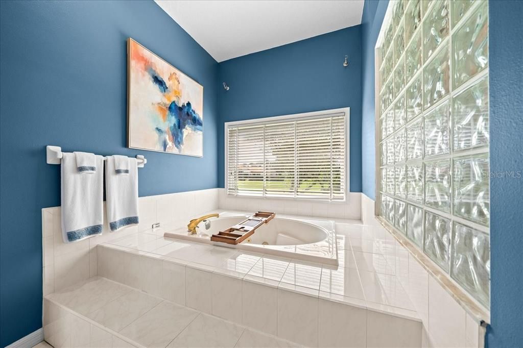 合同活跃: $599,900 (4 贝兹, 3 浴室, 3133 平方英尺)