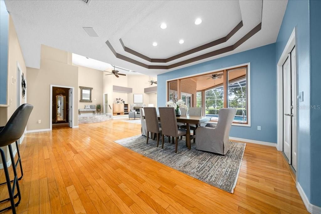 合同活跃: $599,900 (4 贝兹, 3 浴室, 3133 平方英尺)