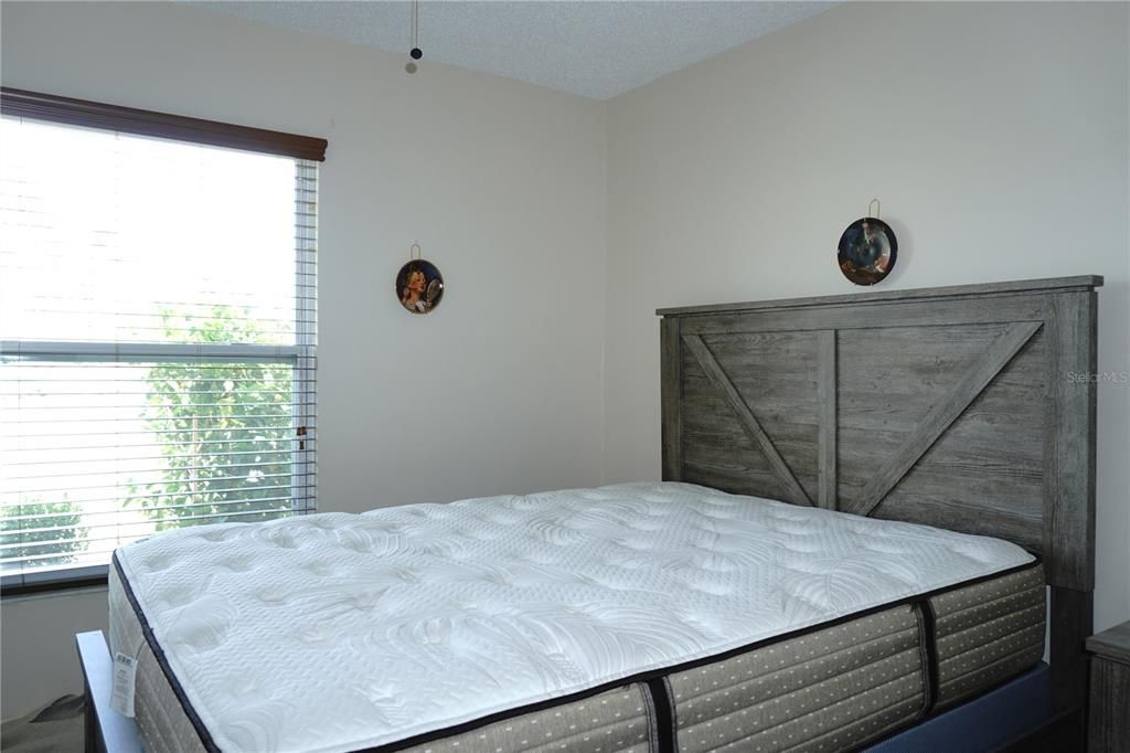 For Sale: $154,900 (2 beds, 1 baths, 825 Square Feet)