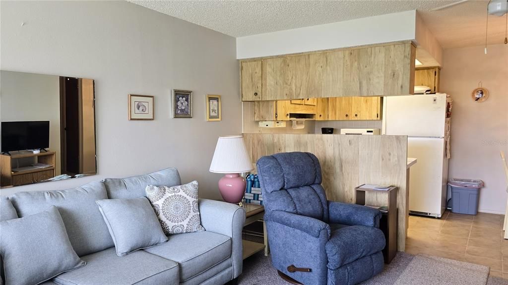 For Sale: $154,900 (2 beds, 1 baths, 825 Square Feet)