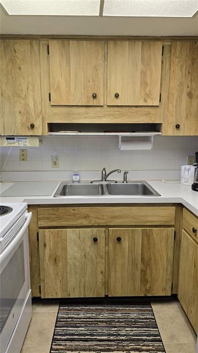 For Sale: $154,900 (2 beds, 1 baths, 825 Square Feet)