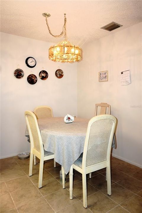 For Sale: $154,900 (2 beds, 1 baths, 825 Square Feet)