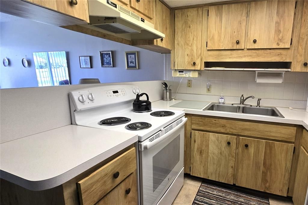 For Sale: $154,900 (2 beds, 1 baths, 825 Square Feet)