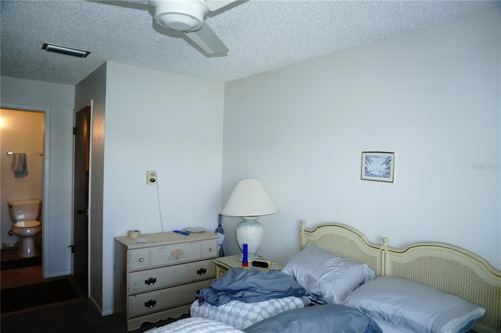 For Sale: $154,900 (2 beds, 1 baths, 825 Square Feet)