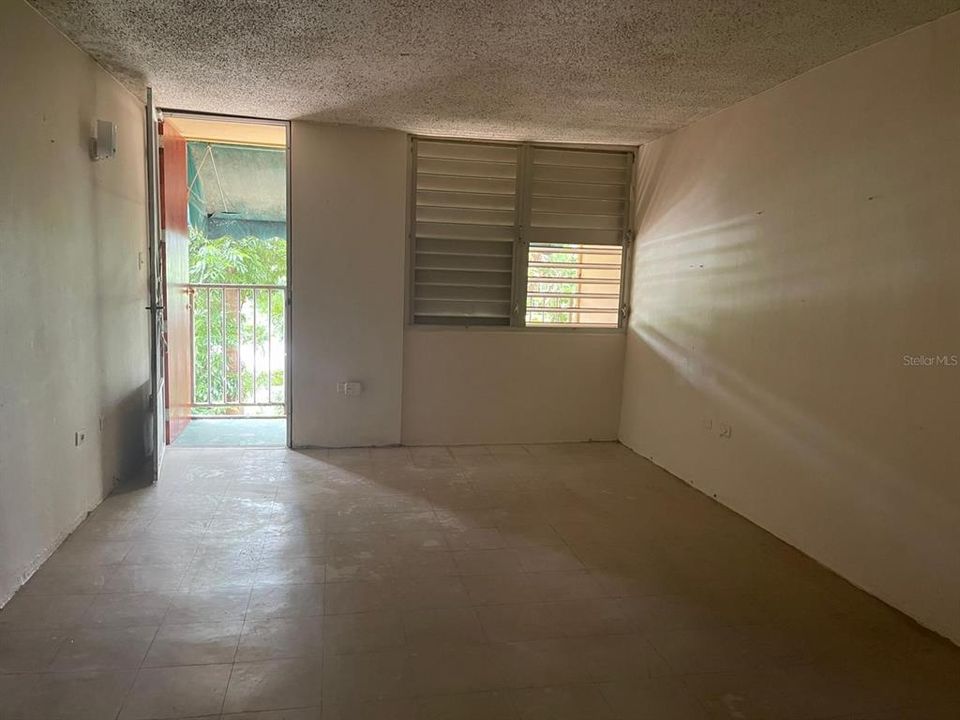 For Sale: $80,000 (3 beds, 1 baths, 907 Square Feet)