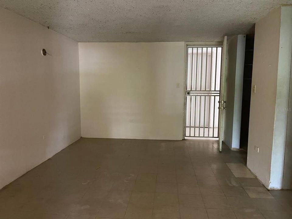 For Sale: $80,000 (3 beds, 1 baths, 907 Square Feet)